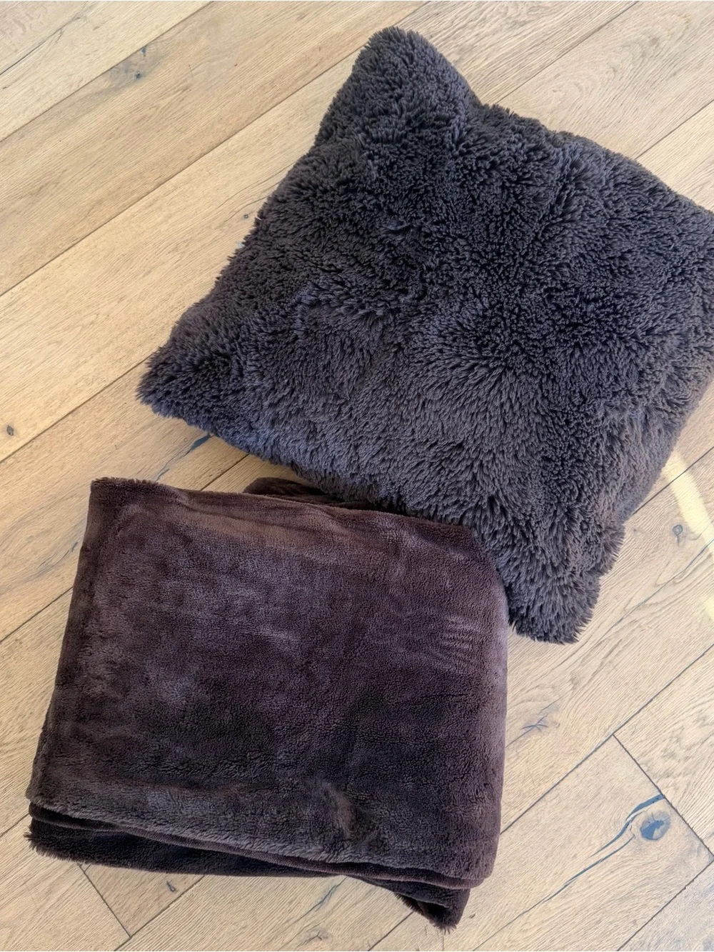 UnHide Luxury Faux Fur Squish Cushion & Lil Marsh Throw Set – Chocolate Brown